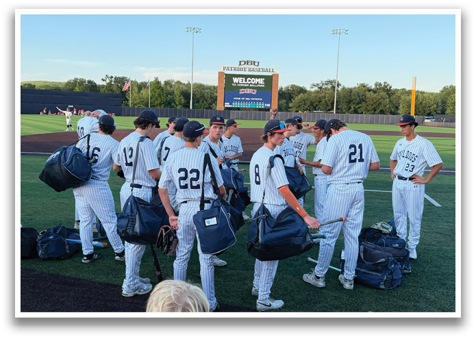 A group of baseball players are standing on a field, holding their bags. Contenido generado con IA
