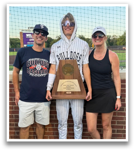 A man and a woman pose with a trophy, both wearing sunglasses. Contenido generado con IA