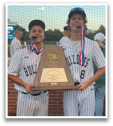 Two baseball players hold a trophy. Contenido generado con IA