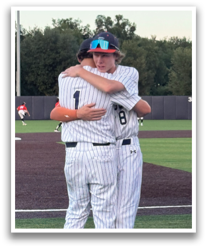 Two baseball players hugging on the field. Contenido generado con IA