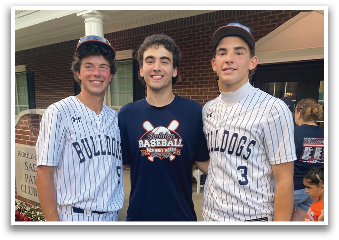 Three baseball players pose for a photo in front of a house. Contenido generado con IA