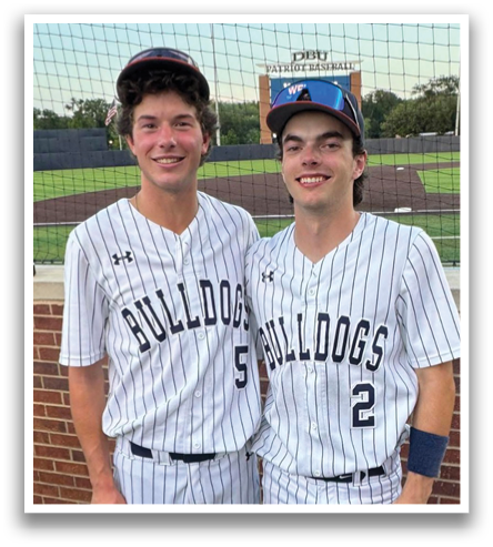 Two baseball players wearing uniforms with the number 5 and 2 pose for a photo on the field. Contenido generado con IA