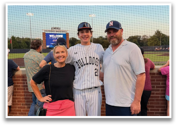 A man and woman pose for a picture with a baseball player in the background. Contenido generado con IA