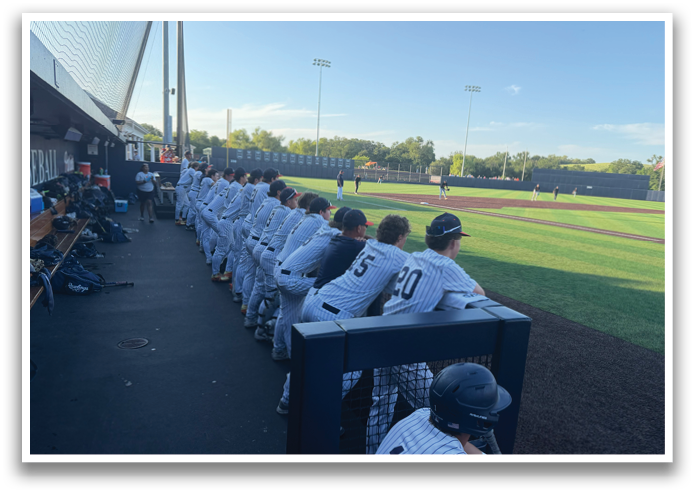 Baseball players sitting on a bench in the dugout. Contenido generado con IA