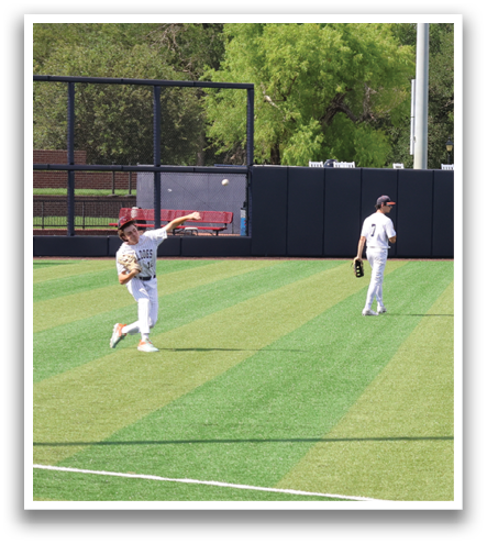 Two men are playing baseball on a field. One man is holding a baseball bat and the other is wearing a baseball glove. They are both running on the field. Contenido generado con IA