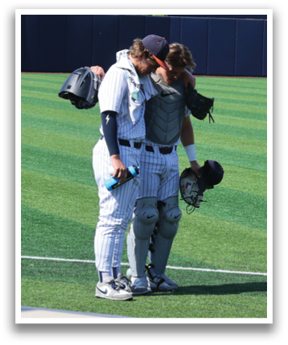 Two people are standing on a baseball field, one of them is holding a baseball glove. Contenido generado con IA