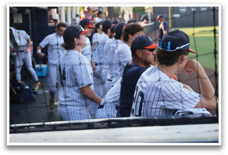 Baseball players in uniforms are sitting on a bench. Contenido generado con IA