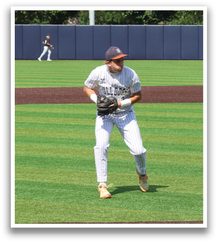 Baseball players on a field, one of them wearing a baseball glove. Contenido generado con IA