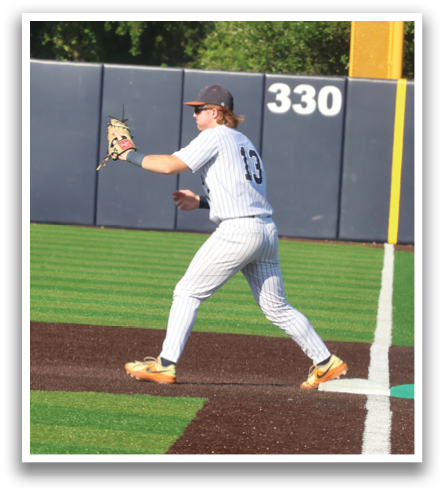 A baseball player in a white uniform is throwing a ball. Contenido generado con IA
