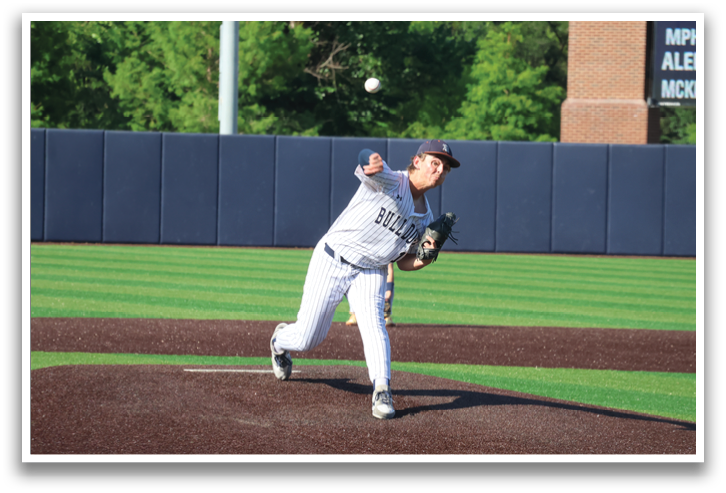 A baseball player in a white uniform is pitching a ball on a field. Contenido generado con IA