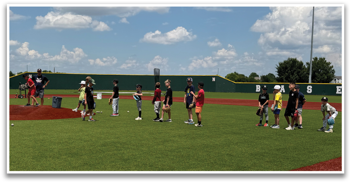 A group of people are standing on a baseball field, some of them wearing baseball gloves. Contenido generado con IA