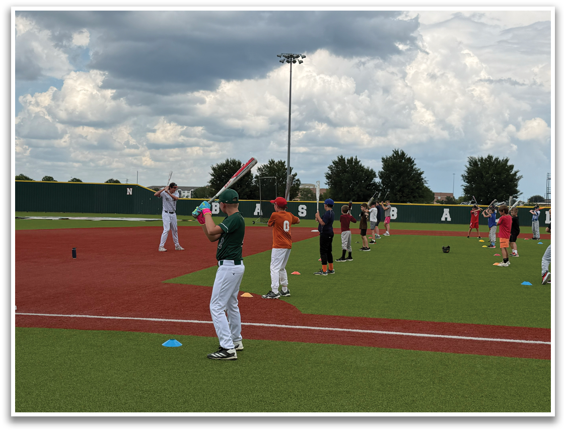 A group of people are practicing baseball on a field. Contenido generado con IA