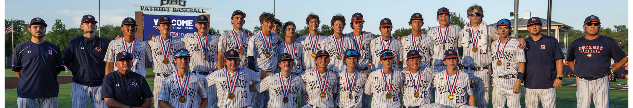 A group of young men pose for a photo on a baseball field. Contenido generado con IA