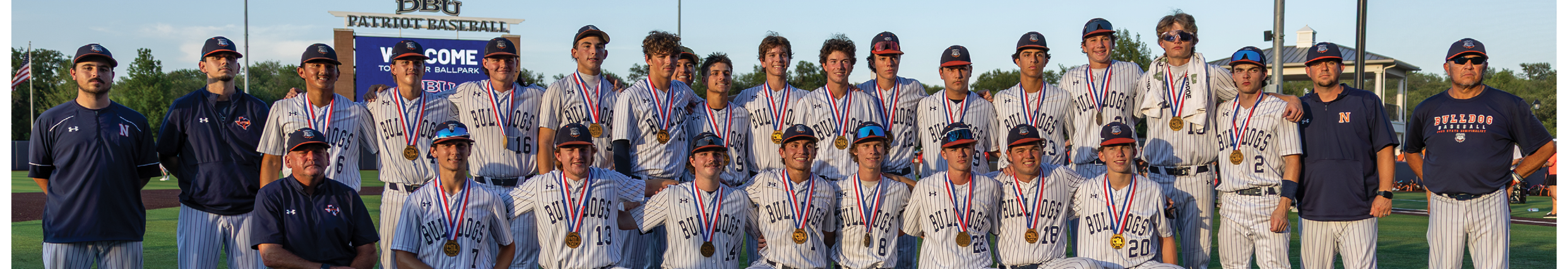 A group of young men pose for a photo on a baseball field. Contenido generado con IA