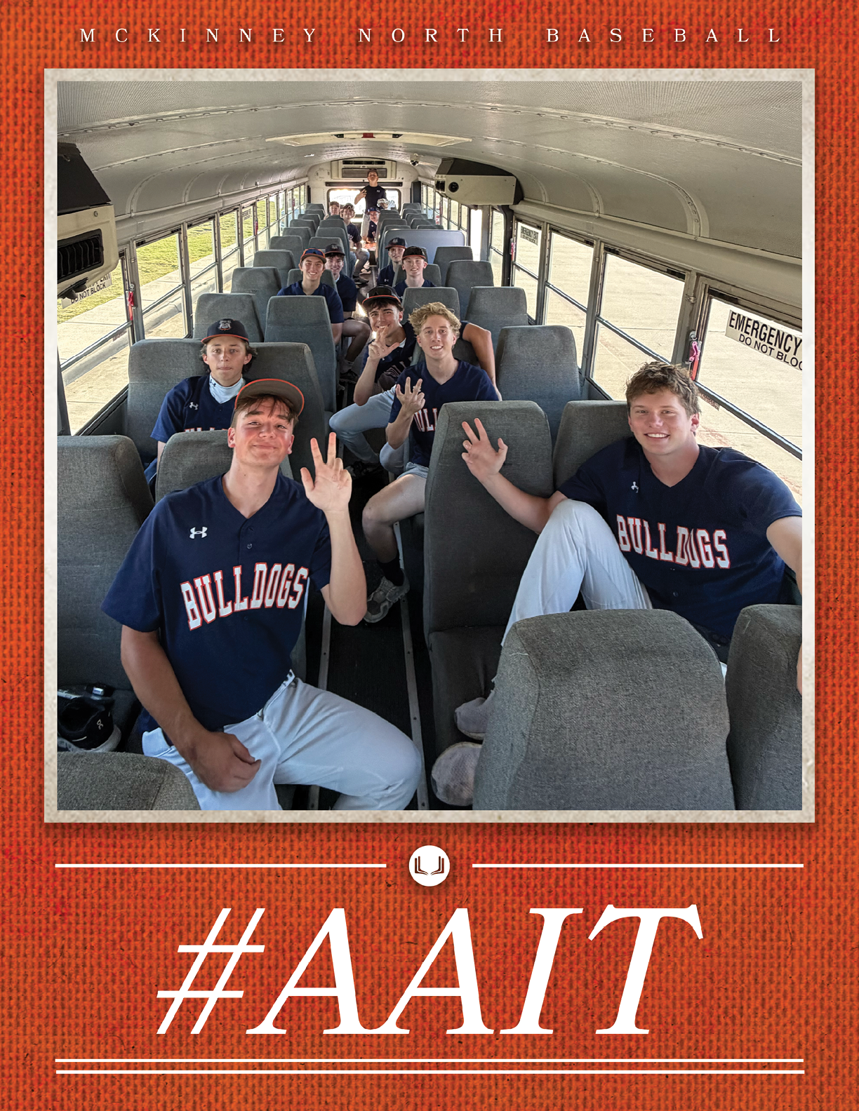 A group of young men are sitting on a bus, wearing baseball uniforms. Contenido generado con IA
