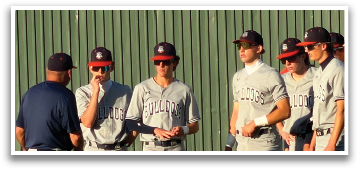 A group of baseball players wearing grey uniforms are standing on a field. Contenido generado con IA