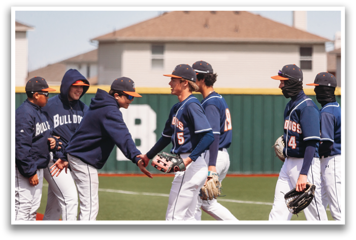 A group of baseball players wearing blue uniforms are walking on the field. Contenido generado con IA
