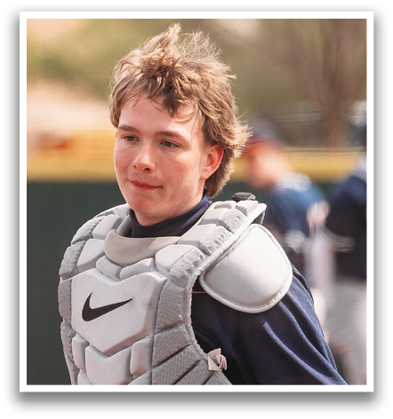 A baseball player wearing a catcher's mitt and a blue shirt walks on the field. Contenido generado con IA