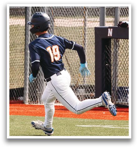 A baseball player wearing a blue shirt and white pants is running towards a base. Contenido generado con IA
