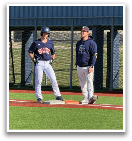 Two men are standing on a baseball field, one of them wearing a baseball uniform. Contenido generado con IA