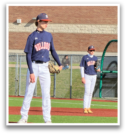 Two baseball players on a field, one of them is a pitcher. Contenido generado con IA