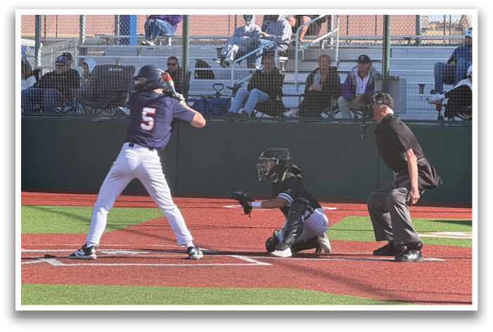 A baseball player is at bat, holding a bat and preparing to swing. The catcher and umpire are also present, ready for the play. Contenido generado con IA