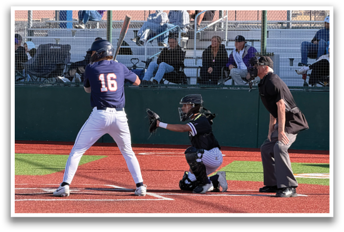 A baseball player is at bat, holding a bat and preparing to swing. The catcher and umpire are positioned behind him, ready for the play. Contenido generado con IA