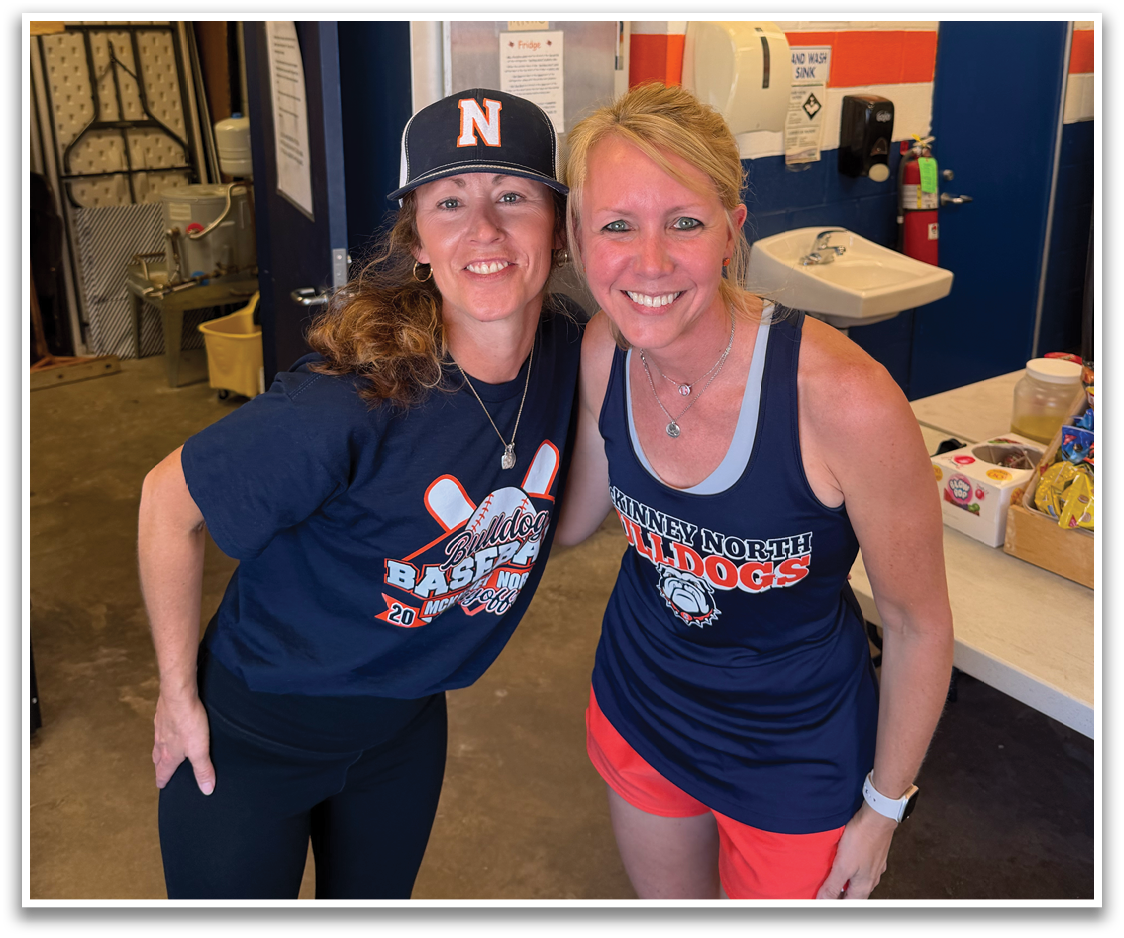 Two women wearing sports jerseys pose for a picture. Contenido generado con IA