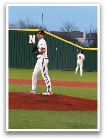A baseball player is pitching a ball on a field. Contenido generado con IA