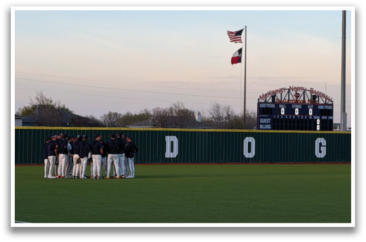 A group of baseball players are gathered on the field, standing in a circle. Contenido generado con IA