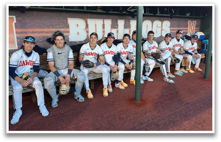 Baseball players sitting on a bench, some wearing helmets. Contenido generado con IA
