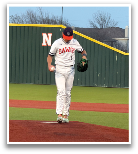 A baseball player is standing on the pitcher's mound, wearing a baseball glove. Contenido generado con IA