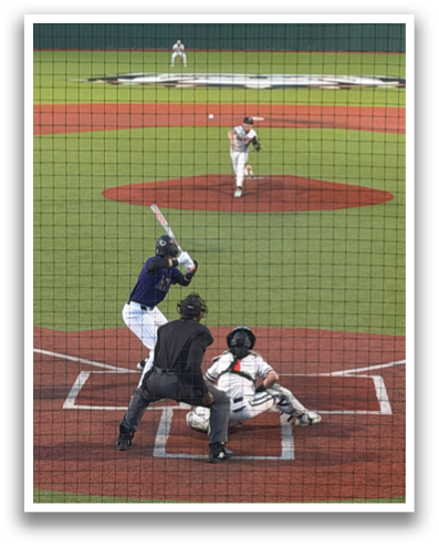 A baseball game is taking place on a field with a batter, catcher, and umpire. The batter is holding a bat and preparing to swing at the ball. The catcher is wearing a baseball glove, ready to catch the ball. The umpire is standing behind the catcher, observing the play. Contenido generado con IA