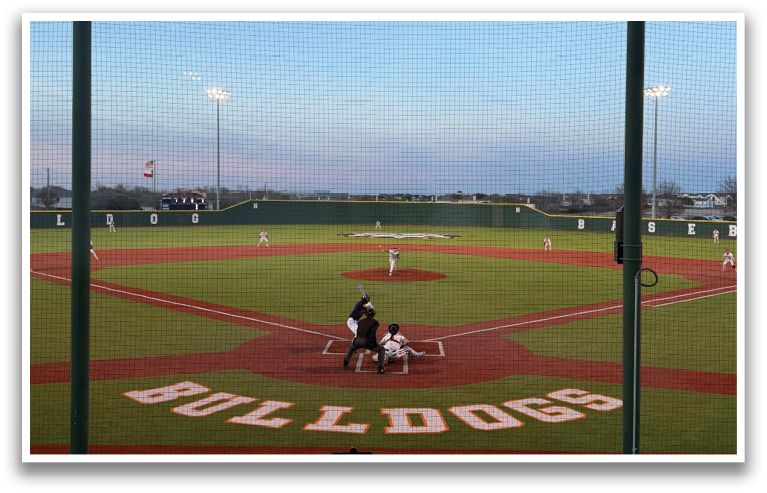 A baseball game is being played on a field with a large crowd watching. Contenido generado con IA