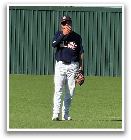 Two baseball players are standing on a field, one of them is a pitcher. Contenido generado con IA