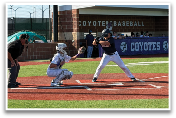 A baseball player is up to bat, holding a bat and preparing to swing. The catcher and umpire are positioned behind him, ready for the pitch. Contenido generado con IA