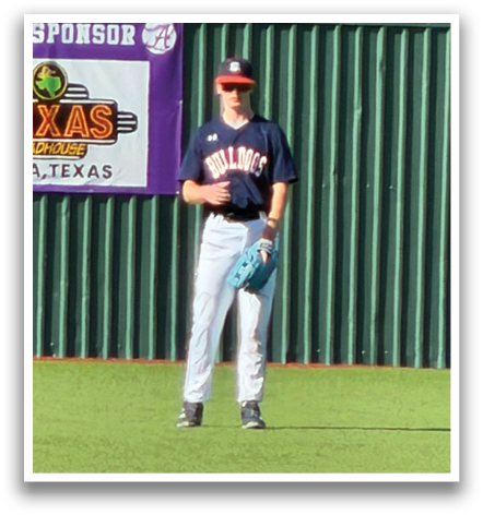 A baseball player wearing a blue glove and a blue shirt stands on a field. Contenido generado con IA