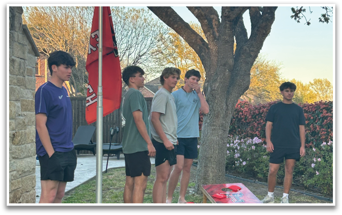 Four men are standing in a grassy area, playing a game of frisbee. Contenido generado con IA