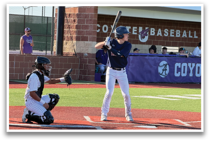 A baseball player is at bat, holding a bat and preparing to swing. Contenido generado con IA