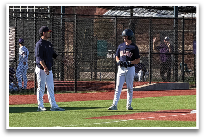 Baseball players on a field, one of them wearing a helmet. Contenido generado con IA