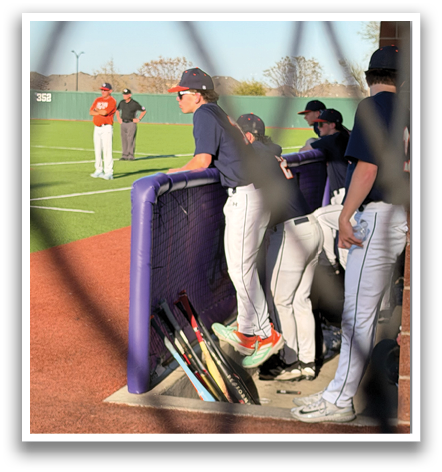 Baseball players are sitting on a bench, some of them holding baseball bats. Contenido generado con IA