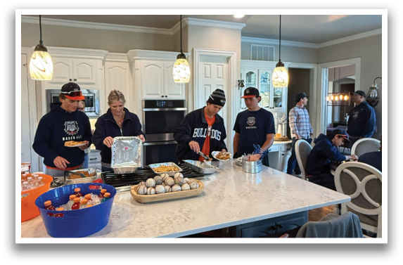 A flyer advertises a team dinner at the Montgomery's restaurant. Contenido generado con IA