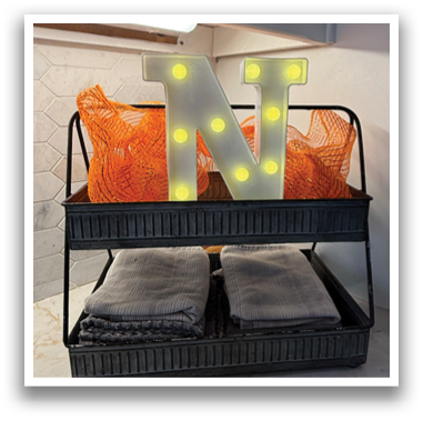 A neon sign with the letter N is displayed on a shelf. Contenido generado con IA