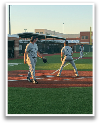 Baseball players on a field, one is pitching and the other is batting. Contenido generado con IA