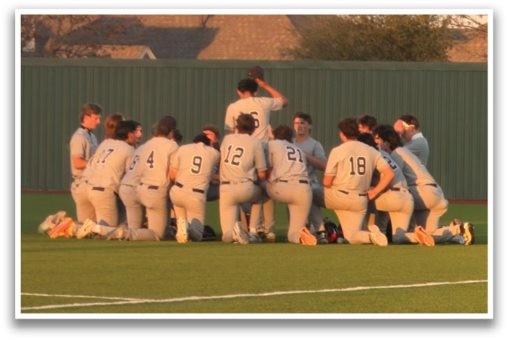 A group of baseball players in uniforms are kneeling on the field. Contenido generado con IA