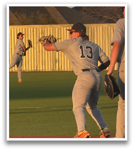 A baseball player is running towards home plate, wearing a grey uniform. Contenido generado con IA