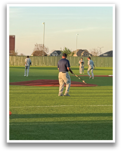 Two baseball players are on the field, one is holding a bat and the other is wearing a baseball glove. Contenido generado con IA