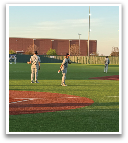 A baseball player is running towards home plate, wearing a grey uniform. Contenido generado con IA