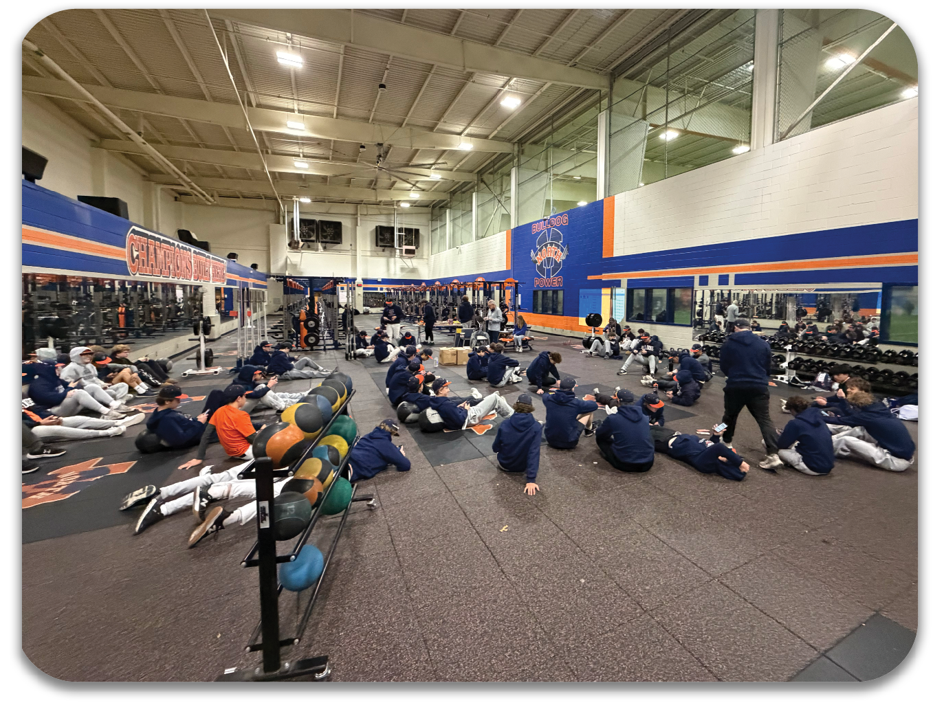 A group of people are lying on the floor in a gym. Contenido generado con IA