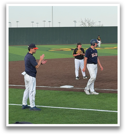A group of men are standing on a baseball field, engaged in a conversation. Contenido generado con IA
